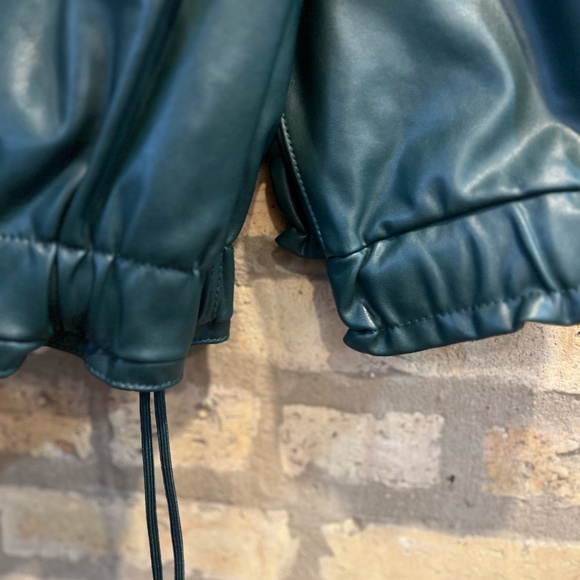 Edgy & Chic Faux Leather Jogger Pants - Abercrombie & Fitch (Size Medium) - Picture 4 of 8